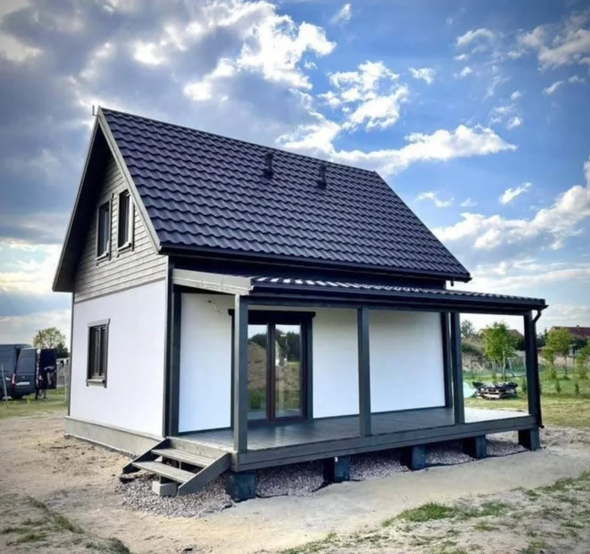 Casă pe structură metalică, finalizată la exterior, cu terasă acoperită
